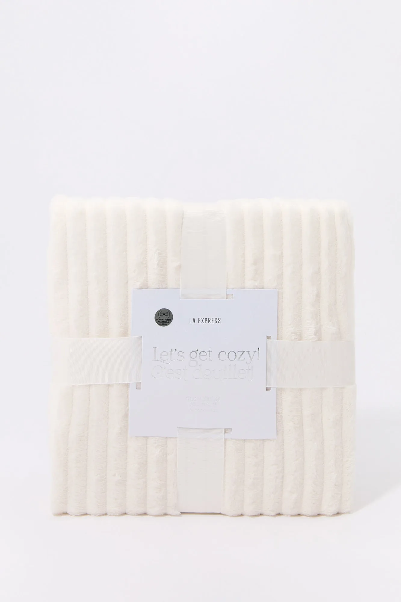 Jeté en similifourrure côtelée sold by Urban Planet