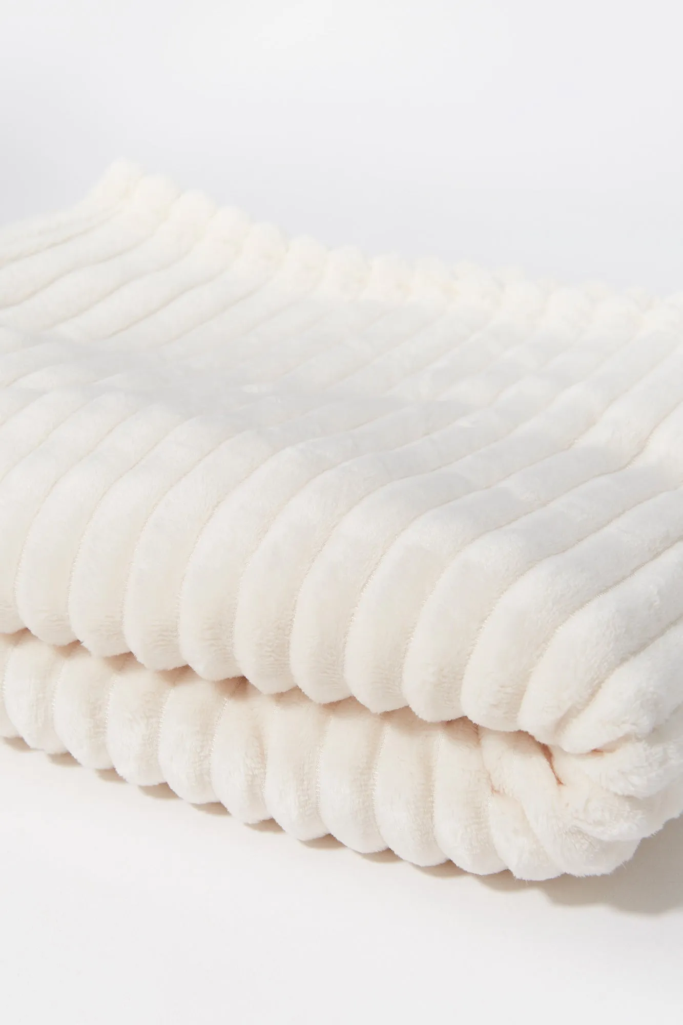 Jeté en similifourrure côtelée sold by Urban Planet product image thumbnail 3