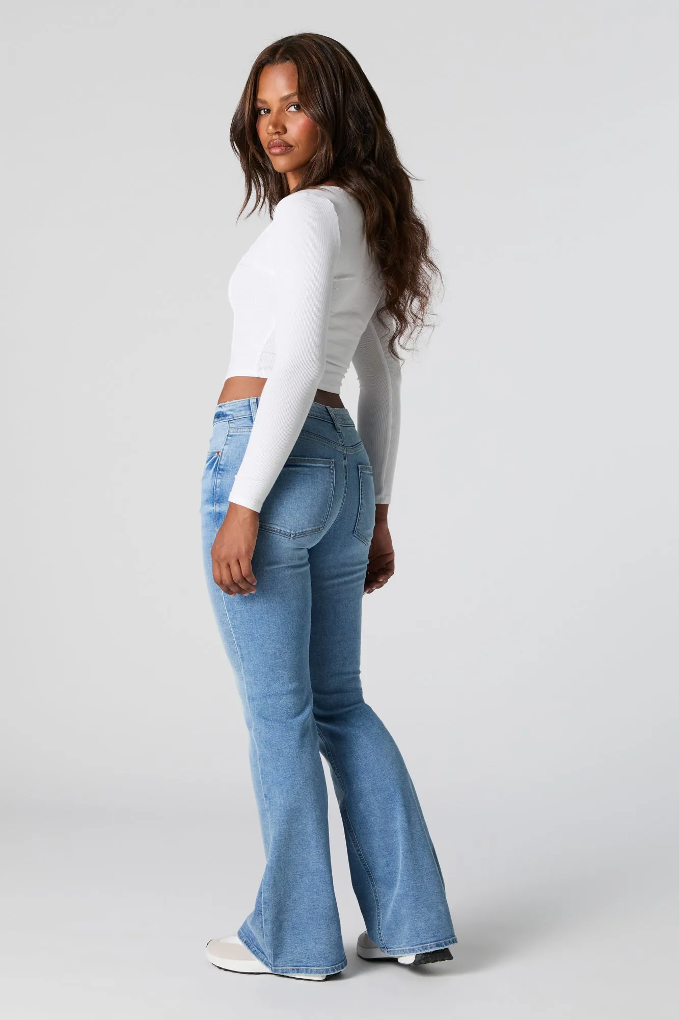 Jean Austin à jambe évasée délavé moyen à taille haute sold by Urban Planet product image thumbnail 3