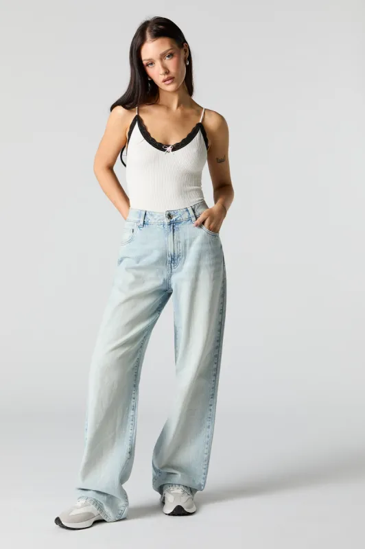 Jean à jambe large délavé pâle à taille haute sold by Urban Planet