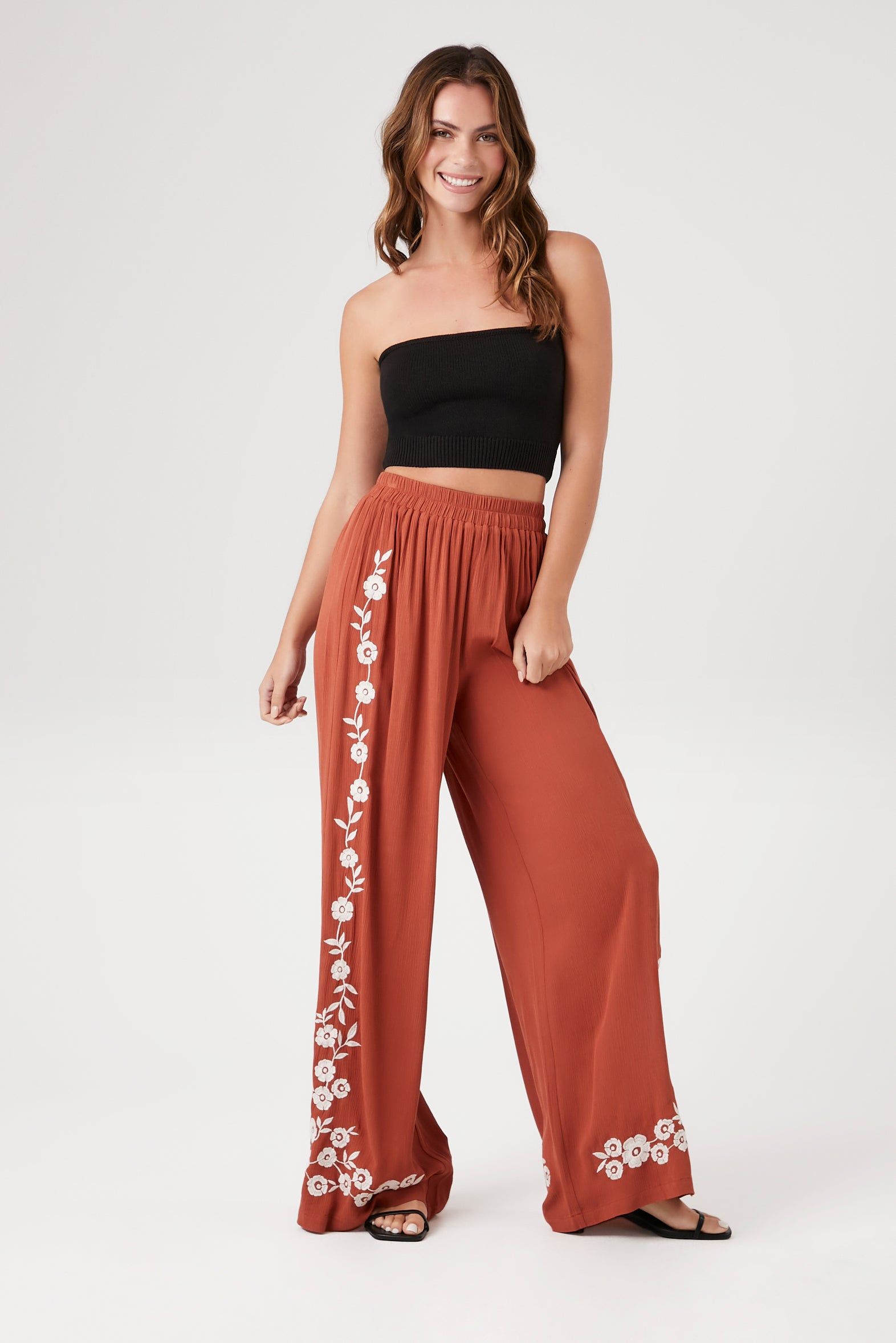 Pantalon à jambe large avec motif brodé floral sold by Urban Planet