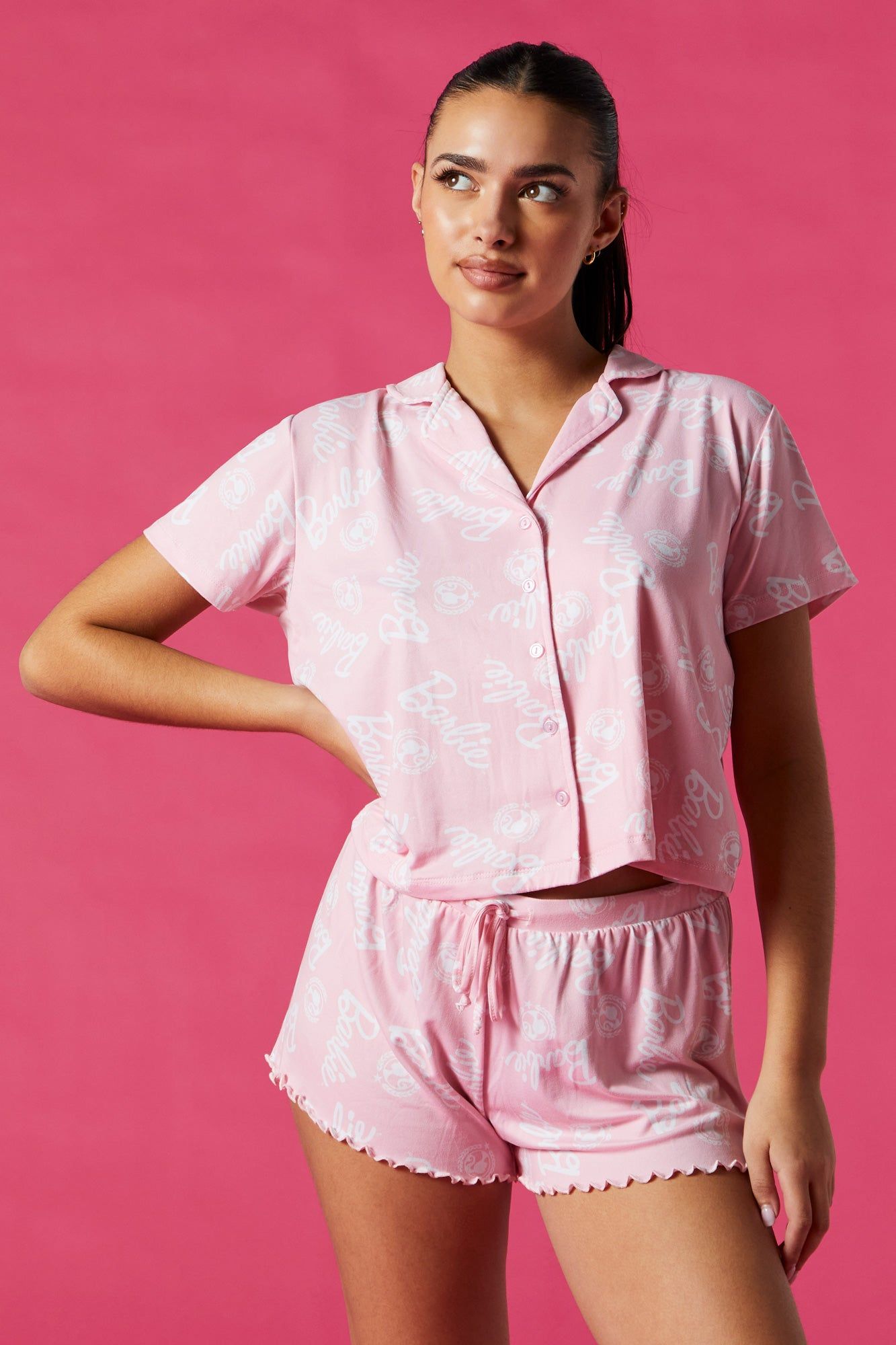 Haut de pyjama boutonné à imprimé Barbie™ sold by Urban Planet