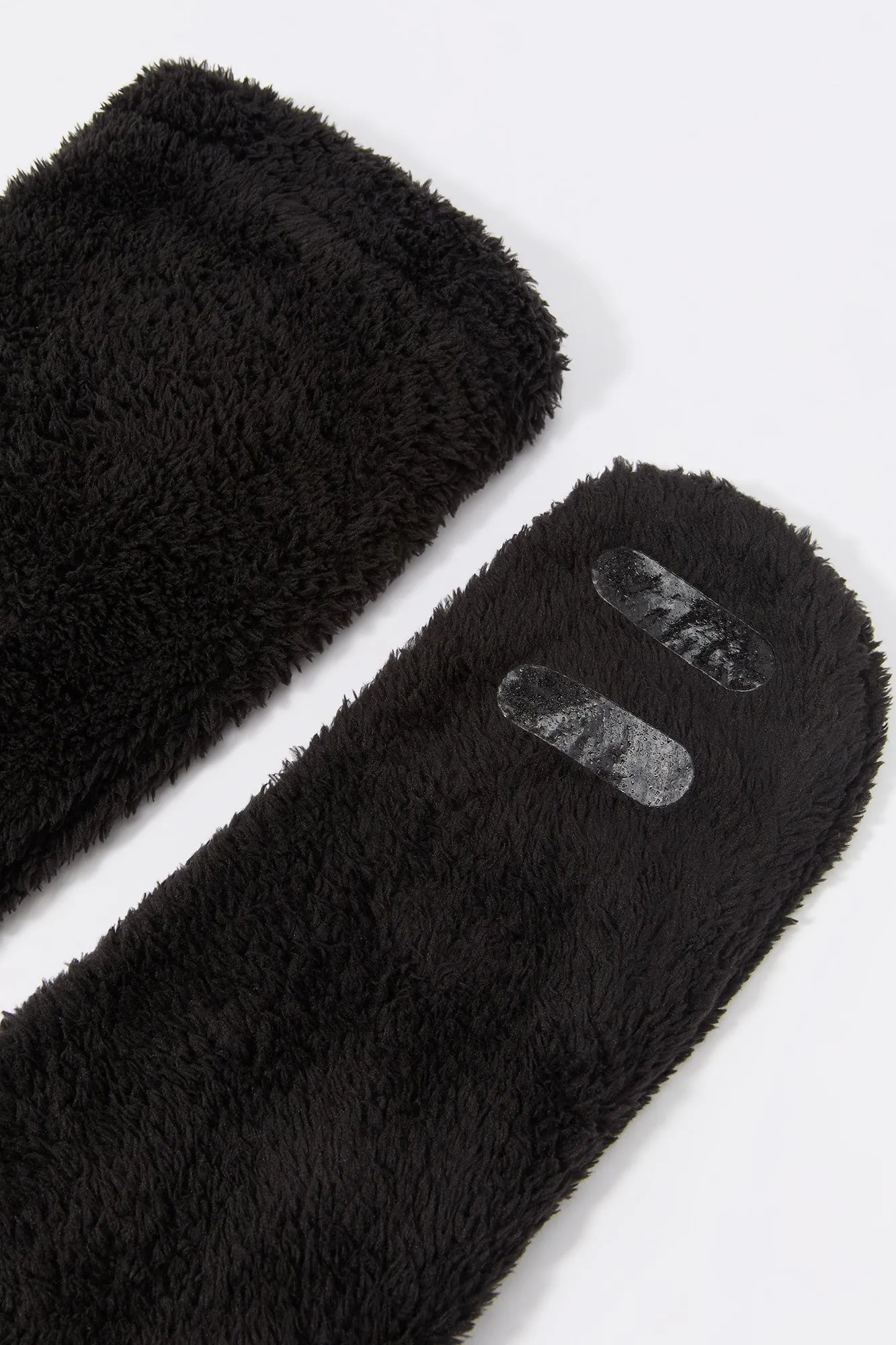 Pantoufles-chaussettes en peluche sold by Urban Planet product image thumbnail 4