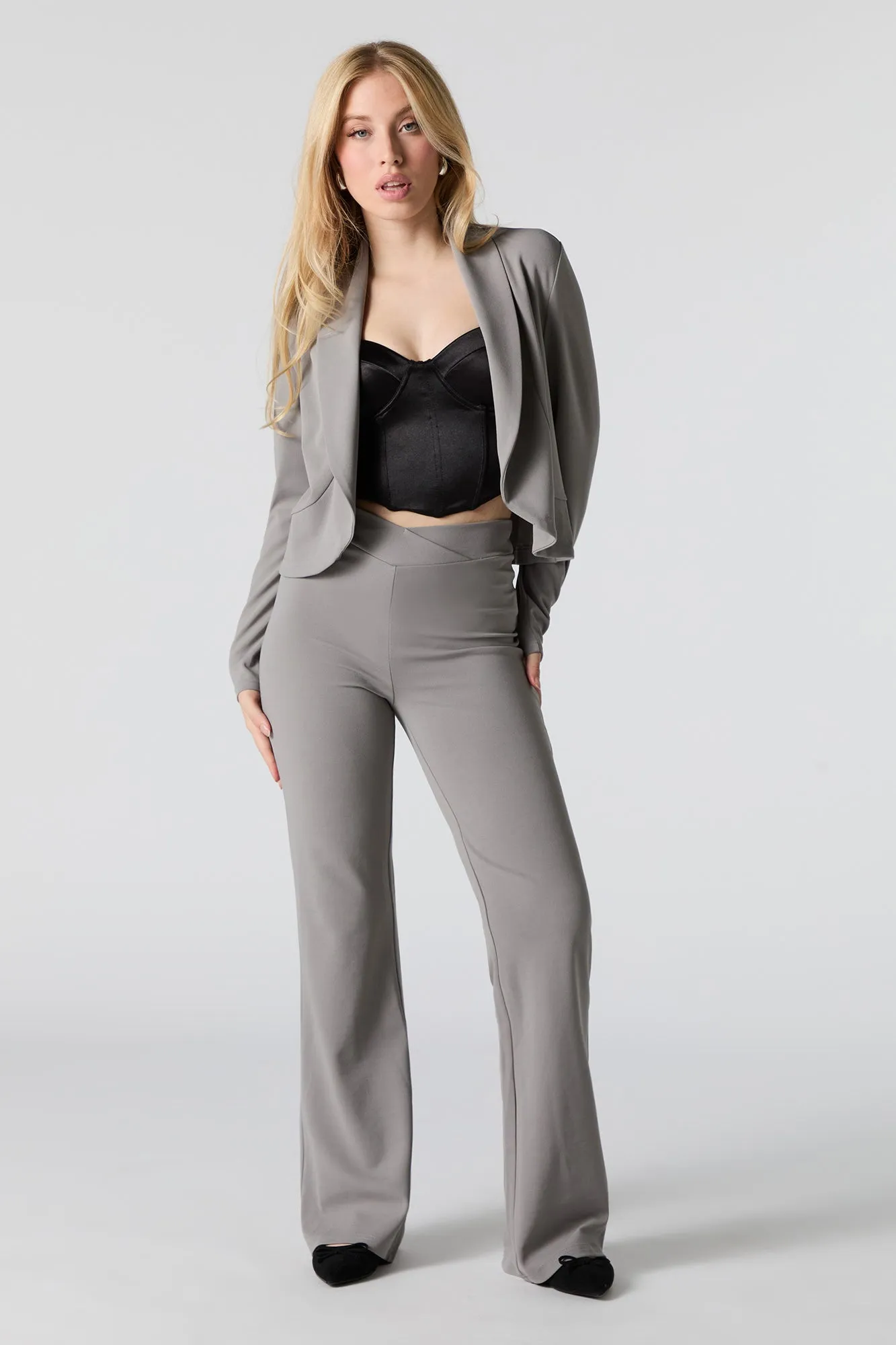 Pantalon habillé à jambe large en crêpe avec taille en V sold by Urban Planet