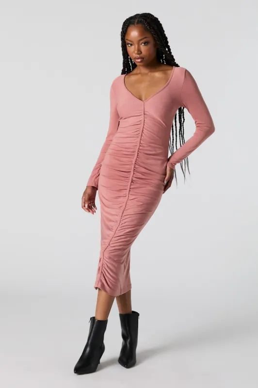 Robe midi ruchée à manches longues avec encolure en V sold by Urban Planet