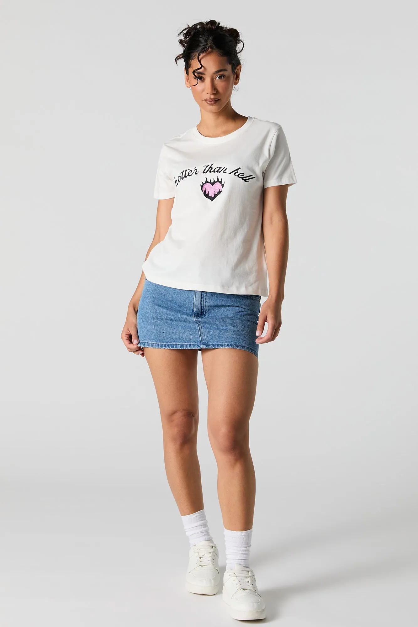 T-shirt coupe garçonne à motif brodé Hotter than Hell sold by Urban Planet product image thumbnail 3