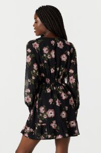 Robe à surplis en chiffon fleurie noire sold by Urban Planet