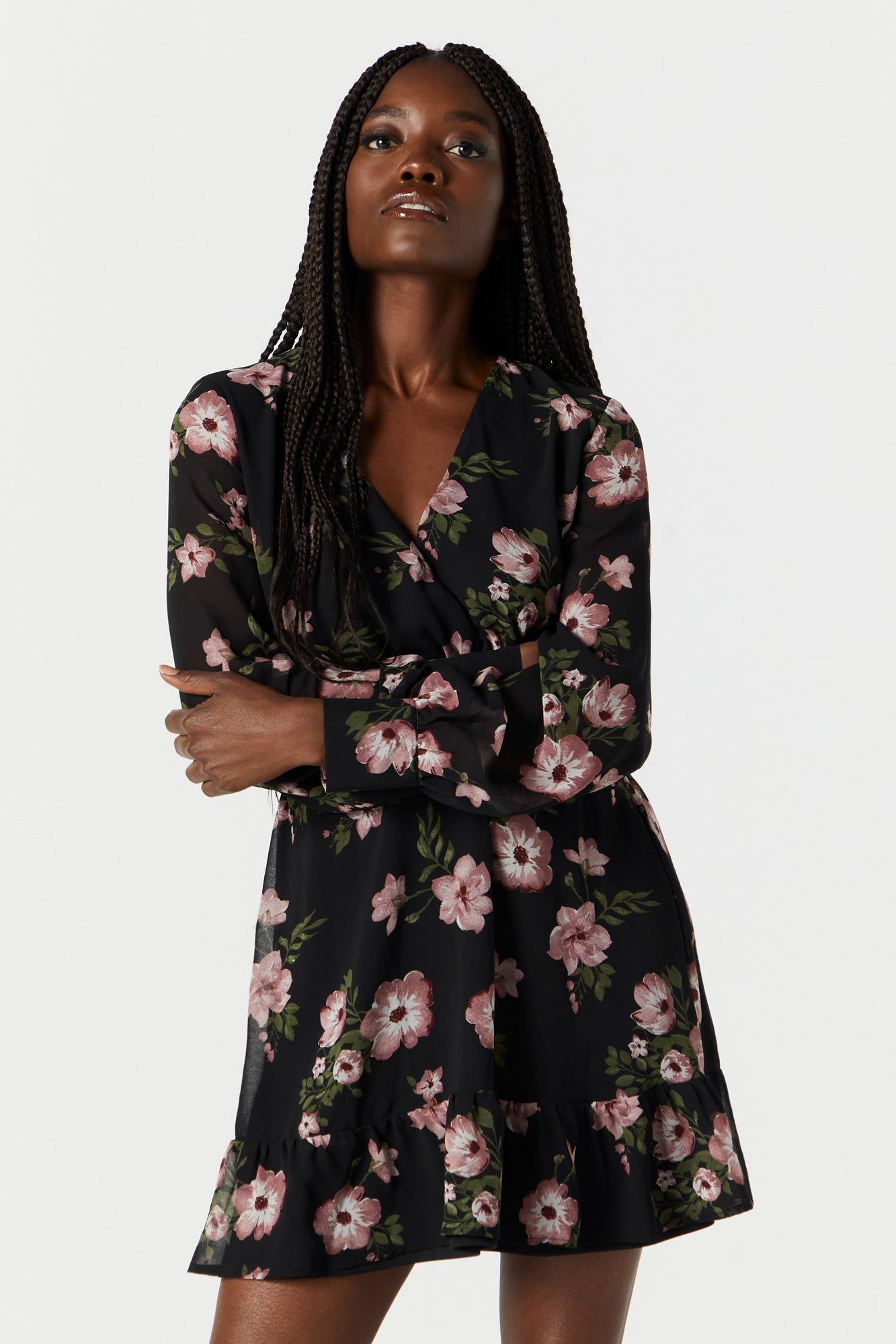 Robe à surplis en chiffon fleurie noire sold by Urban Planet