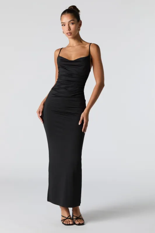 Robe maxi ruchée avec fente au dos et col châle sold by Urban Planet