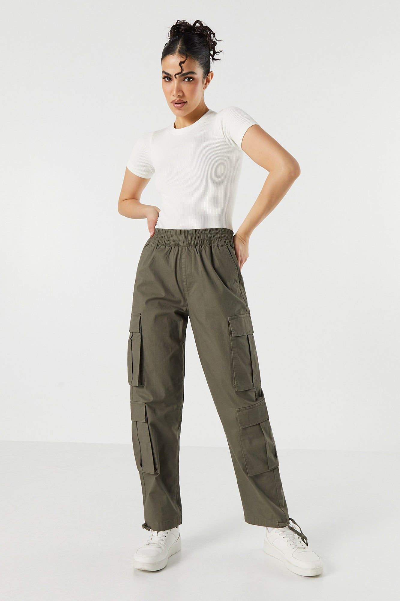 Pantalon de jogging cargo mi-taille sold by Urban Planet