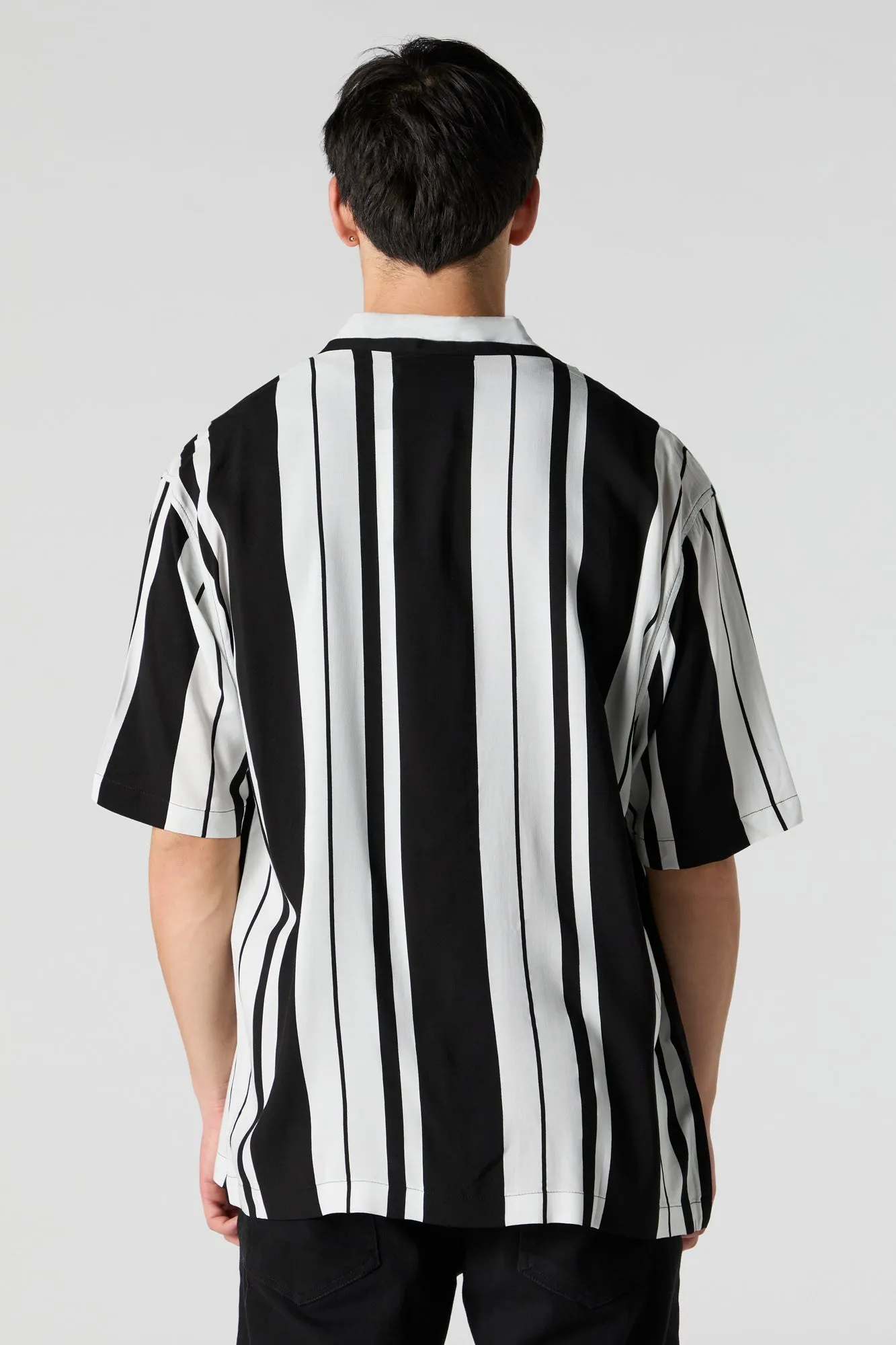 Haut boutonné à imprimé noir et blanc sold by Urban Planet product image thumbnail 2