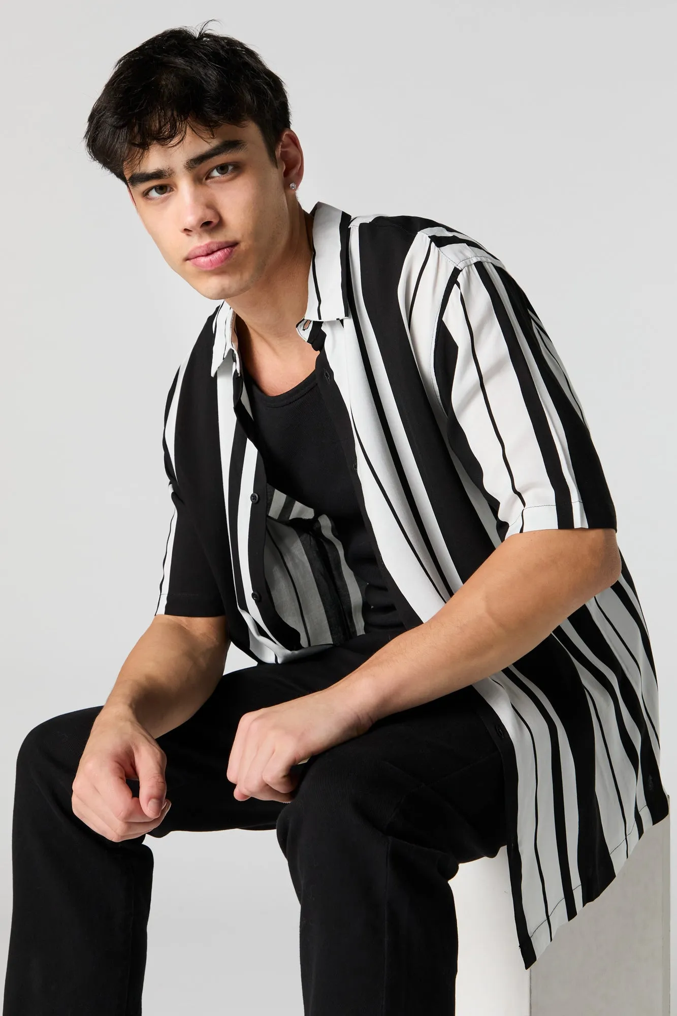 Haut boutonné à imprimé noir et blanc sold by Urban Planet