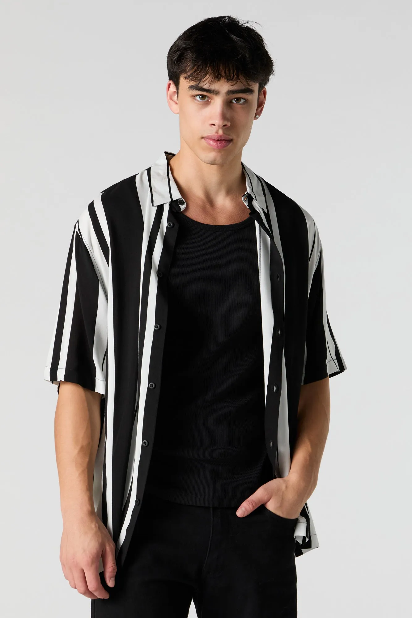 Haut boutonné à imprimé noir et blanc sold by Urban Planet product image thumbnail 4