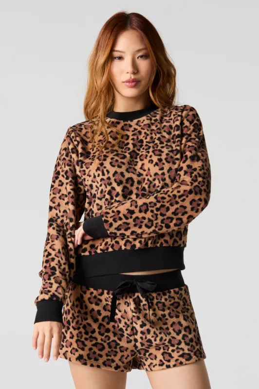 Ensemble-pyjama deux pièces haut à manche longue et short pelucheux imprimés sold by Urban Planet