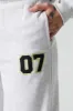 Pantalon d'entraînement à jambe large en molleton avec motif brodé 07 Racer sold by Urban Planet