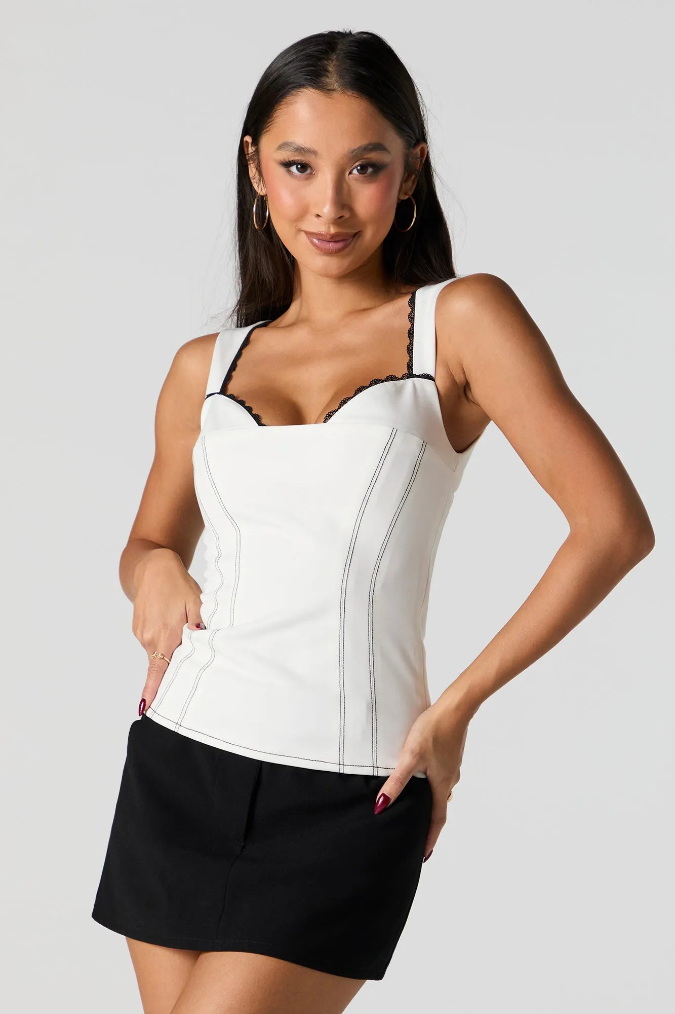 Débardeur corset avec liséré de dentelle et décolleté en coeur sold by Urban Planet