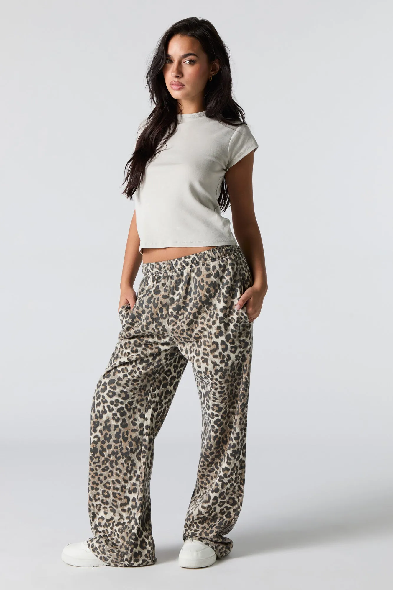 Pantalon d'entraînement à jambe large en molleton avec motif guépard sold by Urban Planet product image thumbnail 4