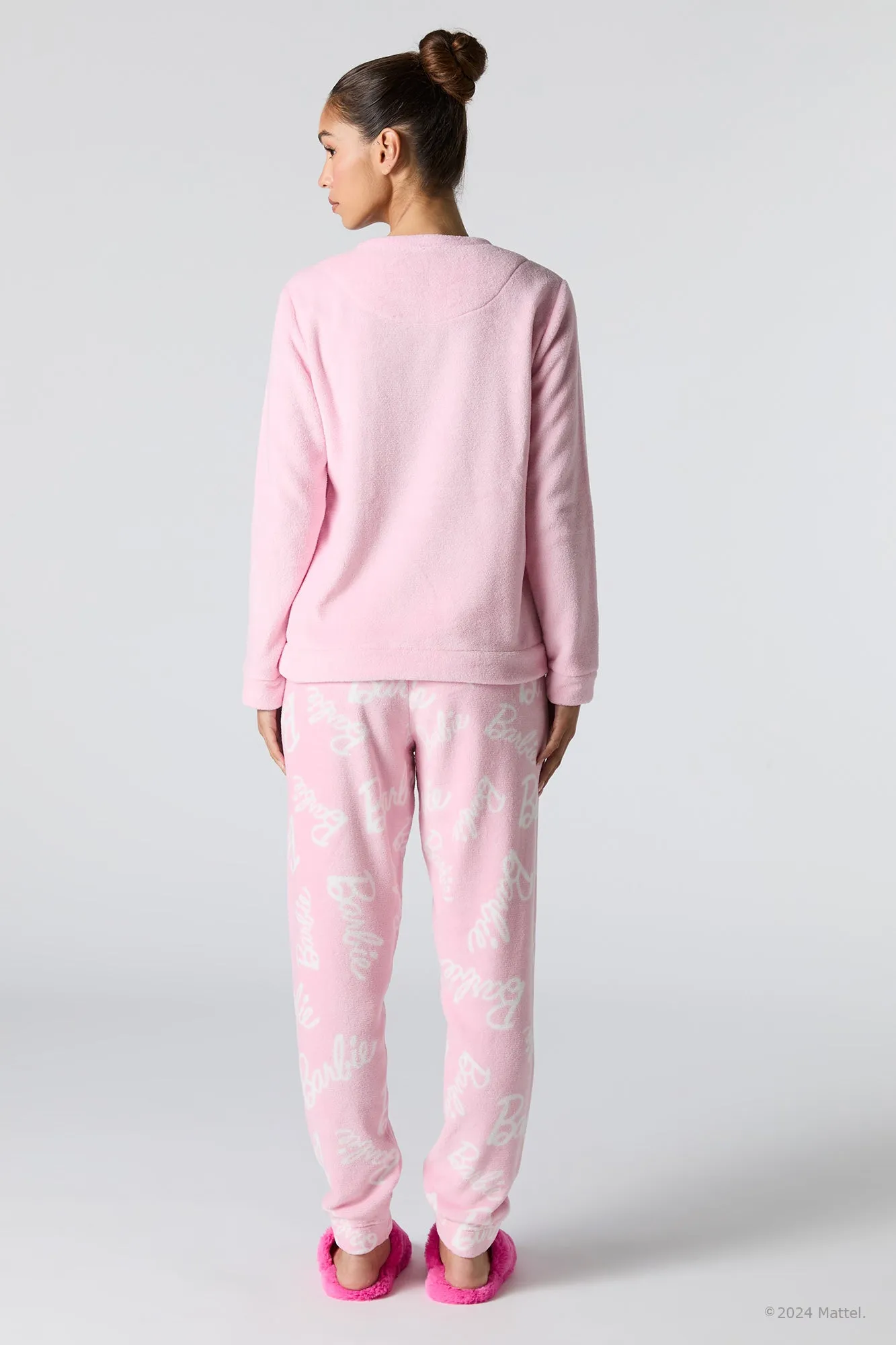 Ensemble pyjama cadeau avec haut à manches longues en peluche à imprimé Barbie™ et pantalon sold by Urban Planet product image thumbnail 4