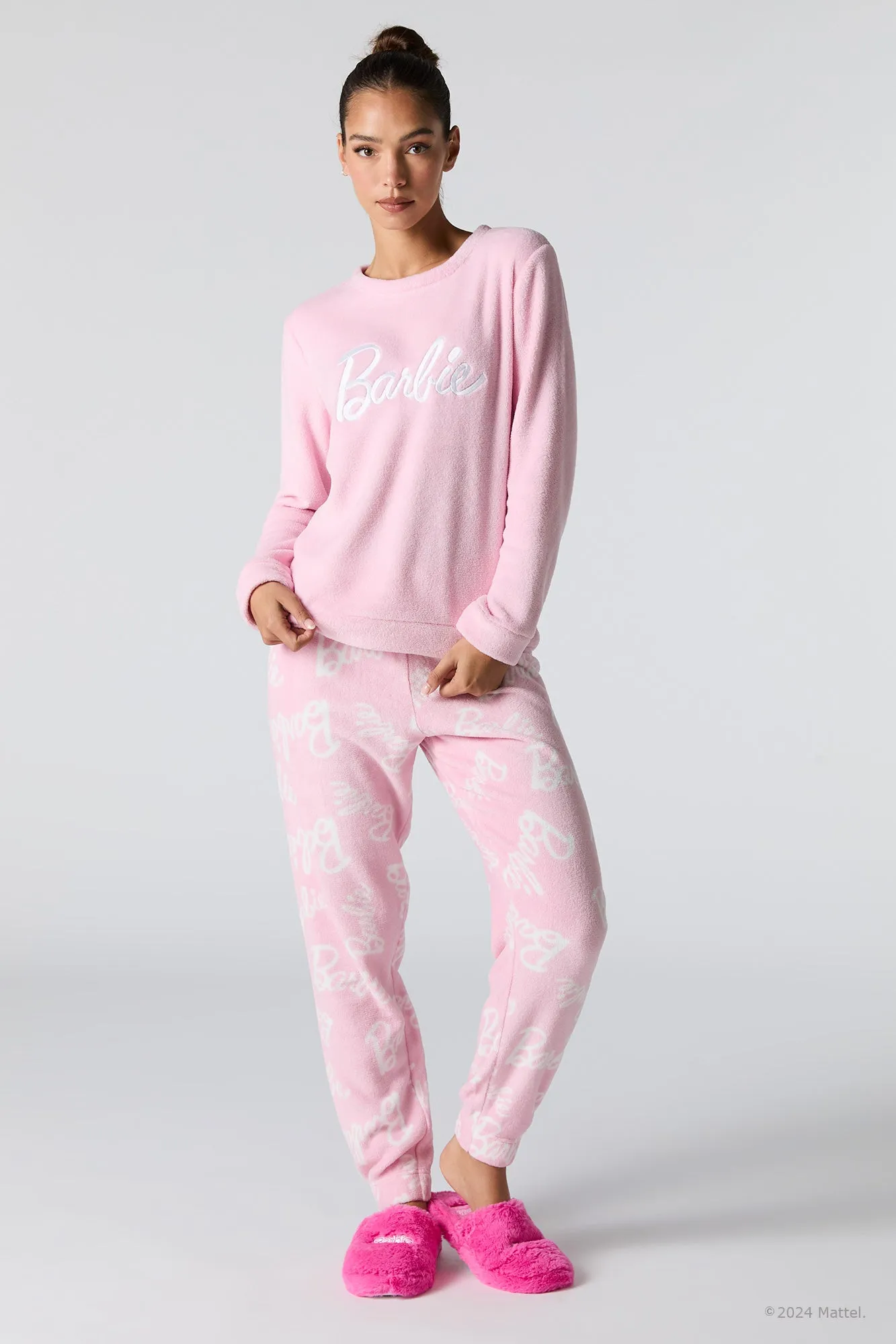 Ensemble pyjama cadeau avec haut à manches longues en peluche à imprimé Barbie™ et pantalon sold by Urban Planet