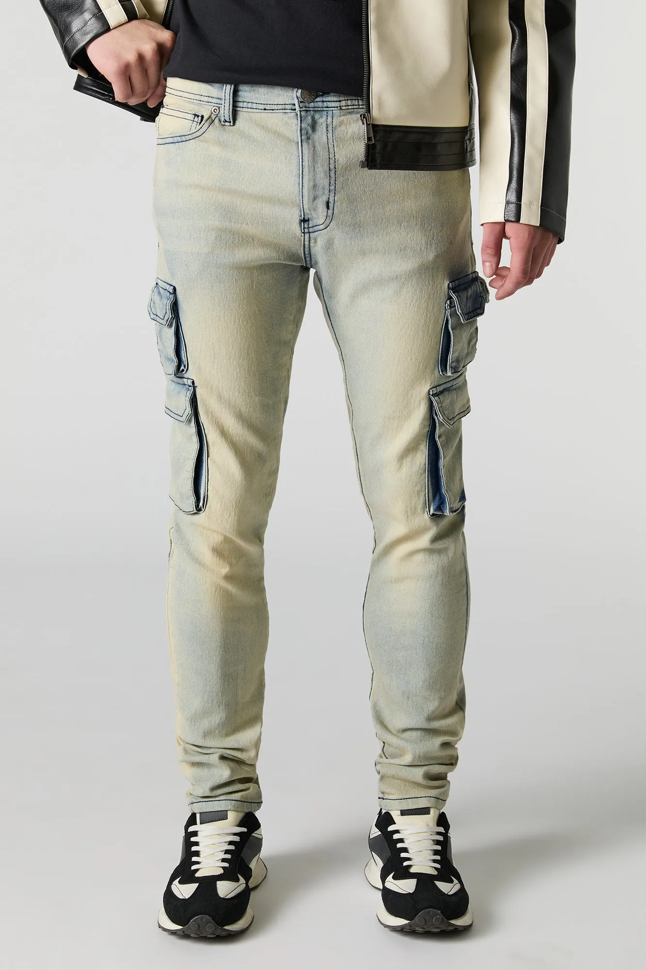Jean cargo ajusté en denim extensible sold by Urban Planet