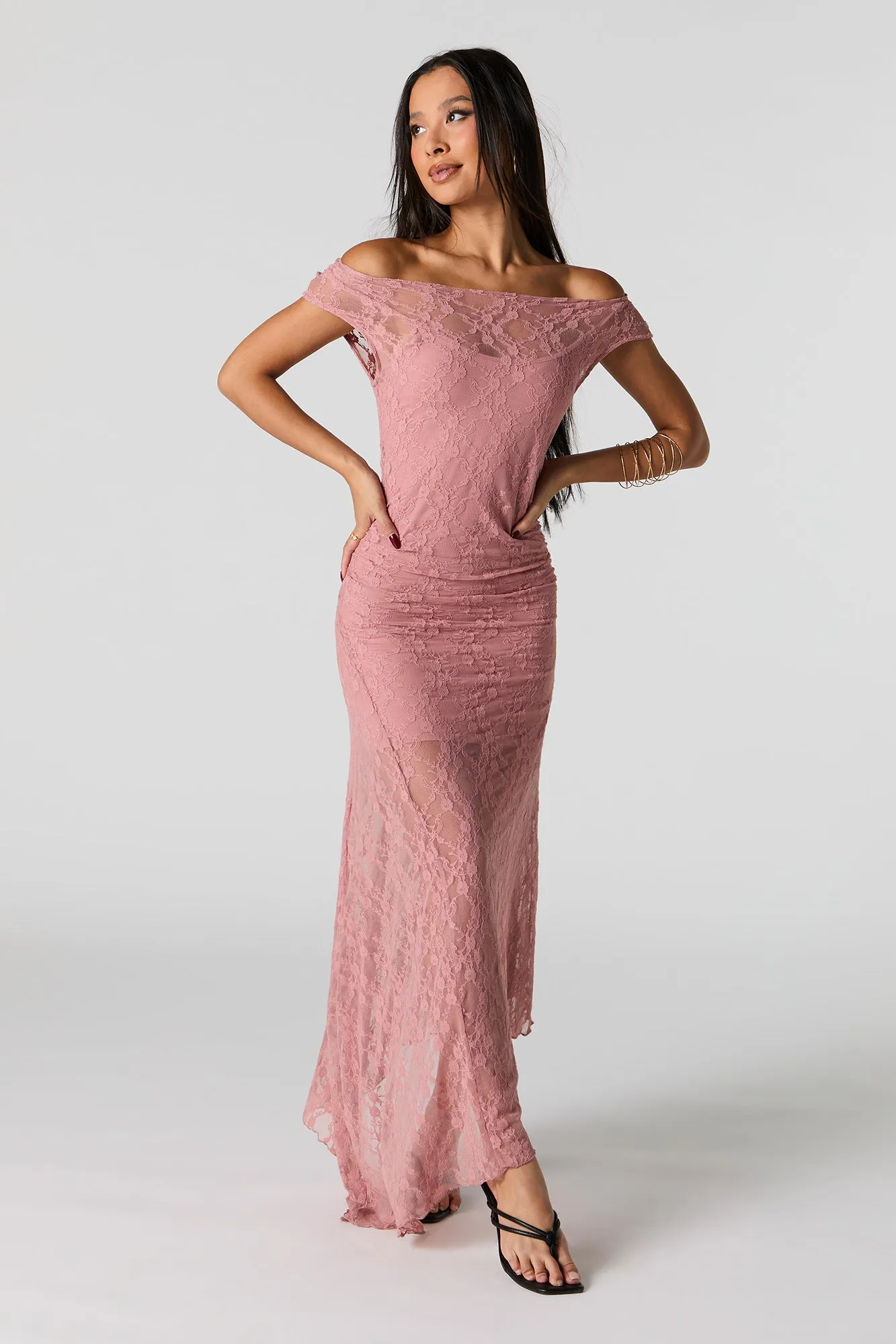 Robe maxi asymétrique en dentelle fleurie avec épaules dénudées sold by Urban Planet