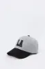 Casquette de baseball deux-tons avec motif brodé City sold by Urban Planet