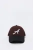 Casquette de baseball deux-tons avec motif brodé City sold by Urban Planet
