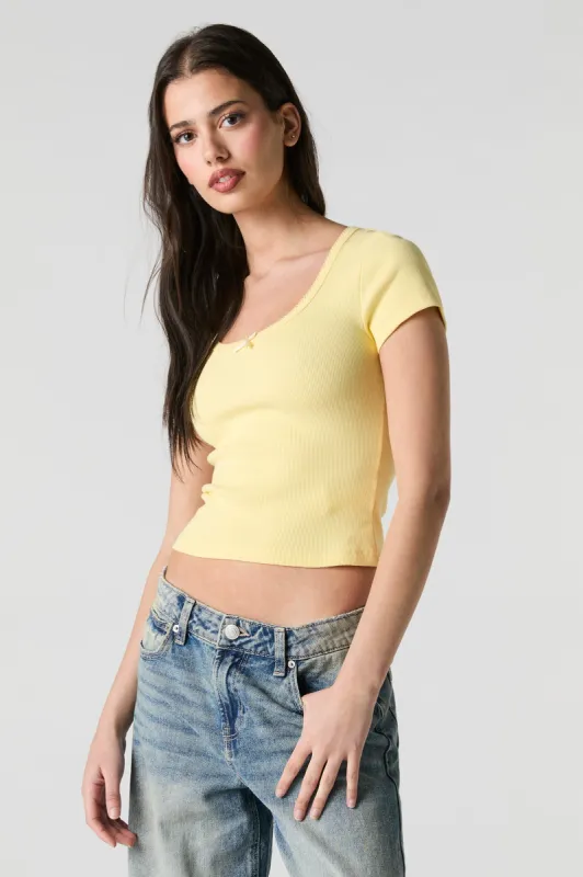 T-shirt ultracourt côtelé à encolure dégagée avec liséré de dentelle avec boucles sold by Urban Planet