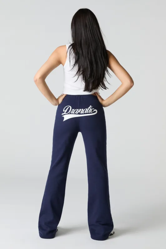 Pantalon d'entraînement à jambe large en molleton avec imprimé Dramatic sold by Urban Planet