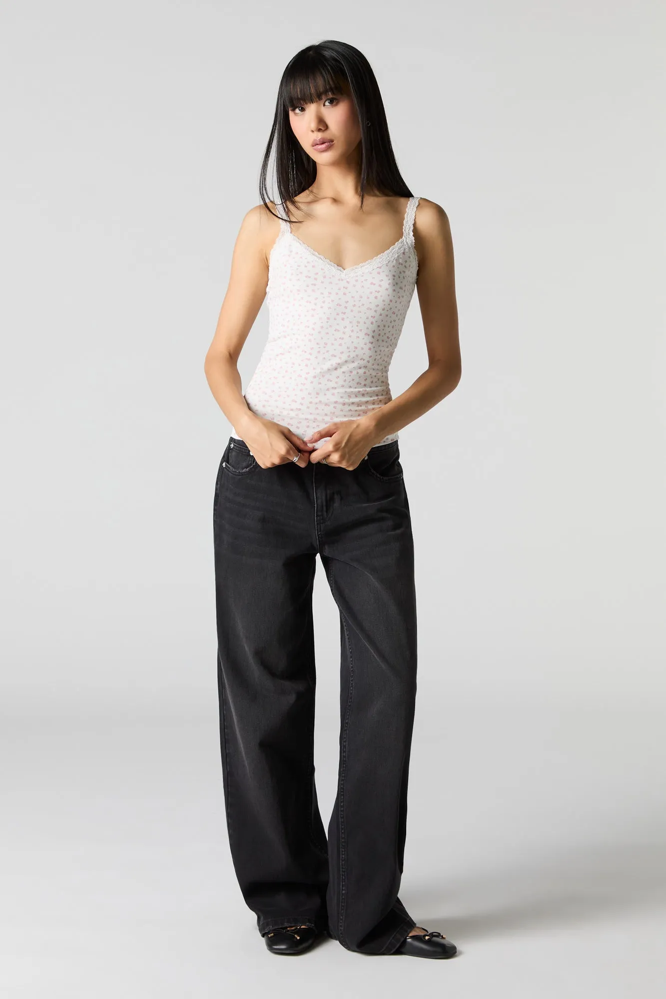 Camisole avec liséré de dentelle et encolure en V sold by Urban Planet product image thumbnail 3