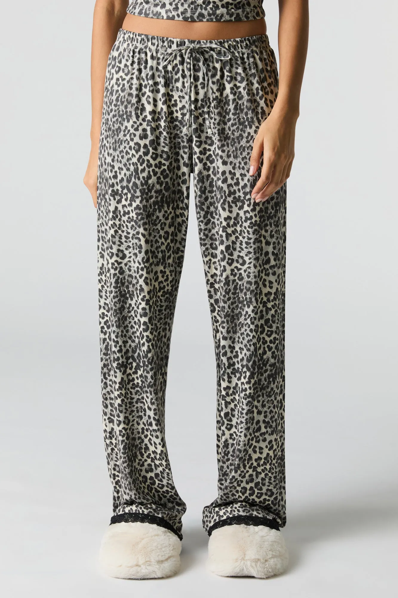 Ensemble-pyjama deux pièces côtelées camisole à bordure en dentelle et pantalon sold by Urban Planet product image thumbnail 3