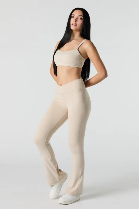 Legging Active à jambe évasée avec bande de taille croisée sold by Urban Planet