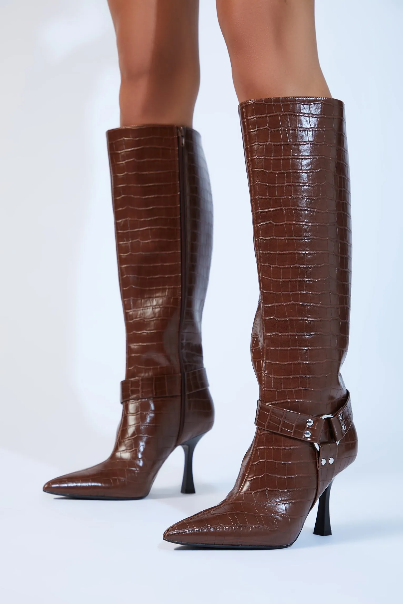 Bottes stiletto en similipeau de crocodile avec anneau en O sold by Urban Planet