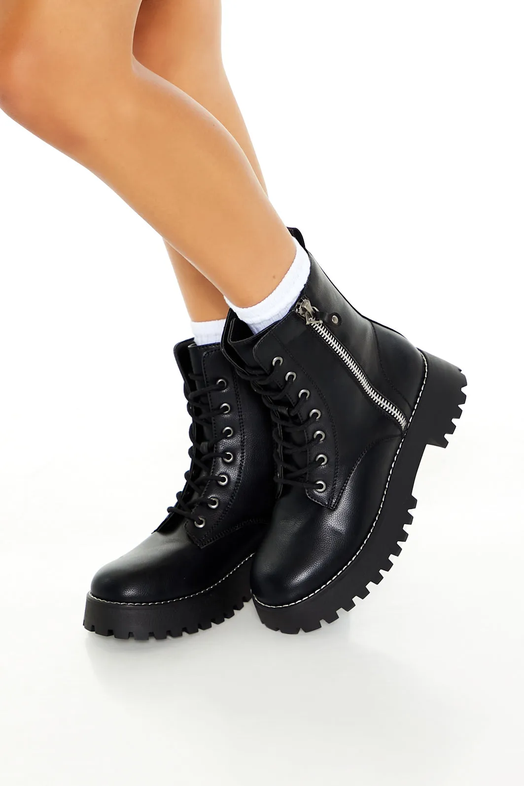 Bottillons avec semelles crantées en similicuir sold by Urban Planet