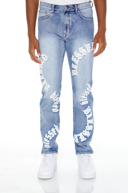 Jean à jambe mince délavé à la pierre avec motif brodé Blessed sold by Urban Planet