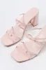 Chaussures à bride et talon moulé garni d'une boucle sold by Urban Planet