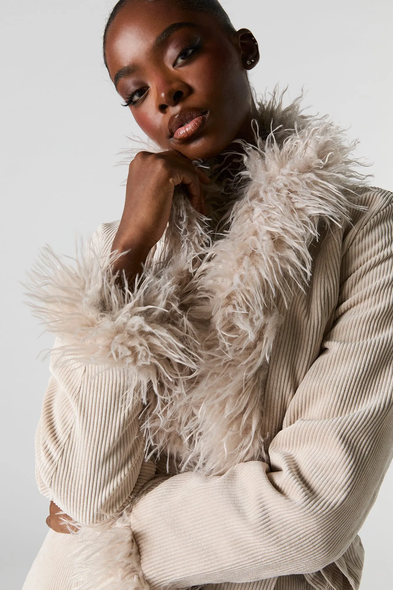 Blouson en velours côtelé avec liséré de similifourrure sold by Urban Planet