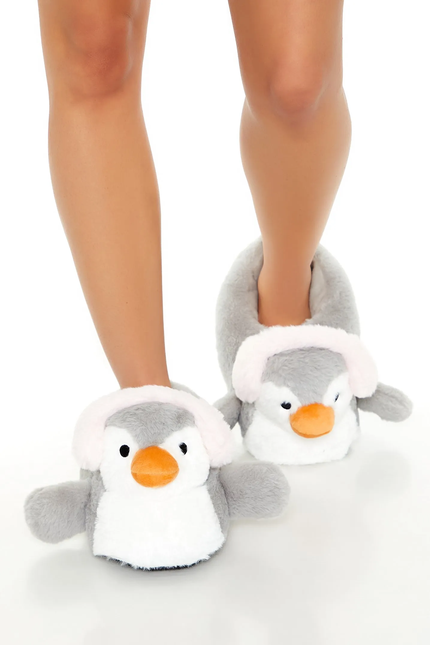 Pantoufles en peluche à imprimé Pingouin sold by Urban Planet product image thumbnail 3