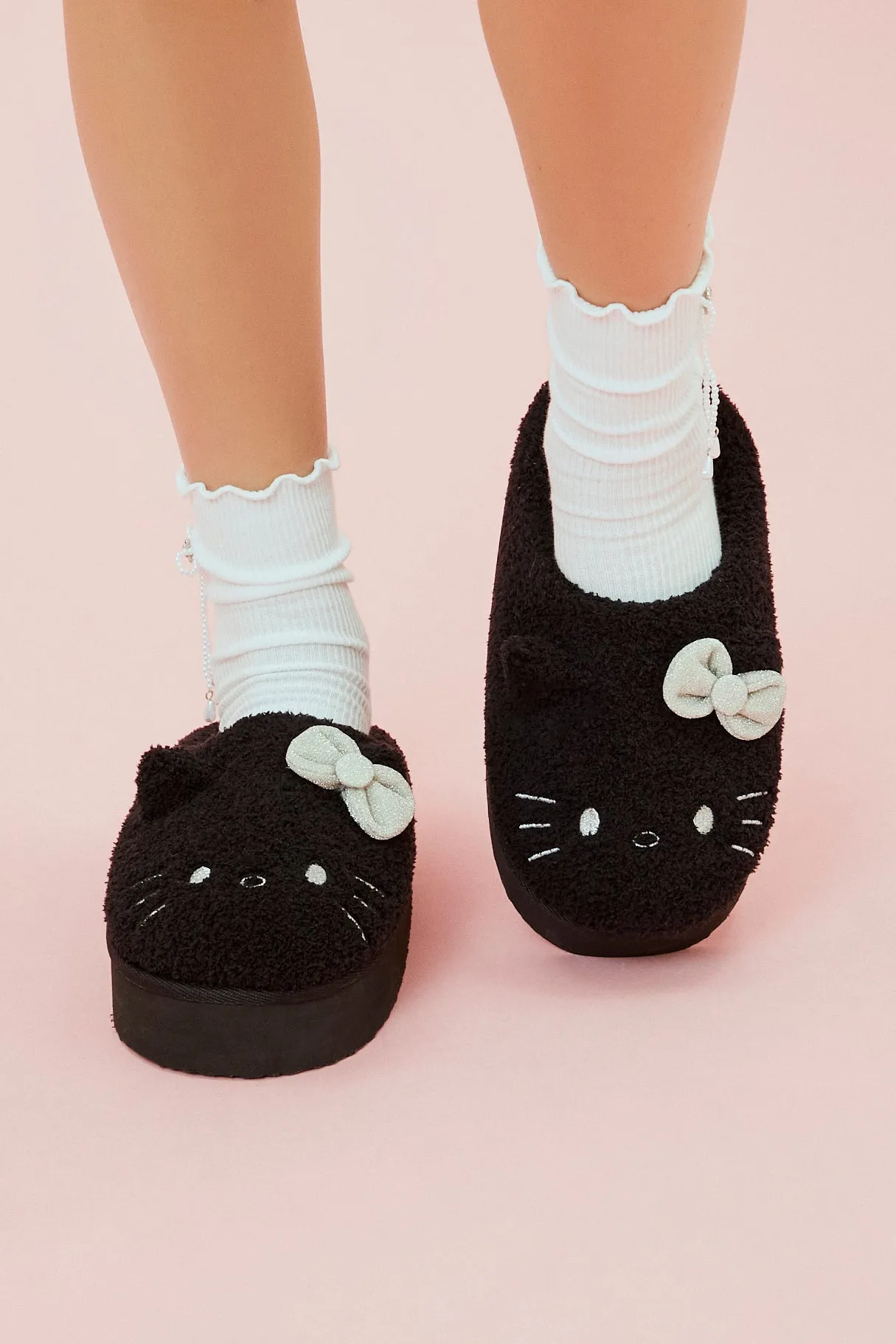 Pantoufles plateforme en peluche à imprimé Hello Kitty sold by Urban Planet product image thumbnail 3