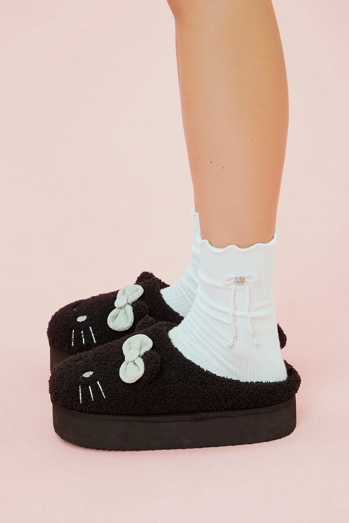 Pantoufles plateforme en peluche à imprimé Hello Kitty sold by Urban Planet product image thumbnail 2