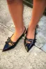 Chaussures à talons bottine et bouts pointus avec boucles sold by Urban Planet