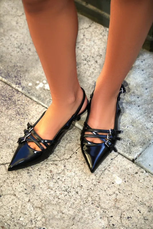 Chaussures à talons bottine et bouts pointus avec boucles sold by Urban Planet