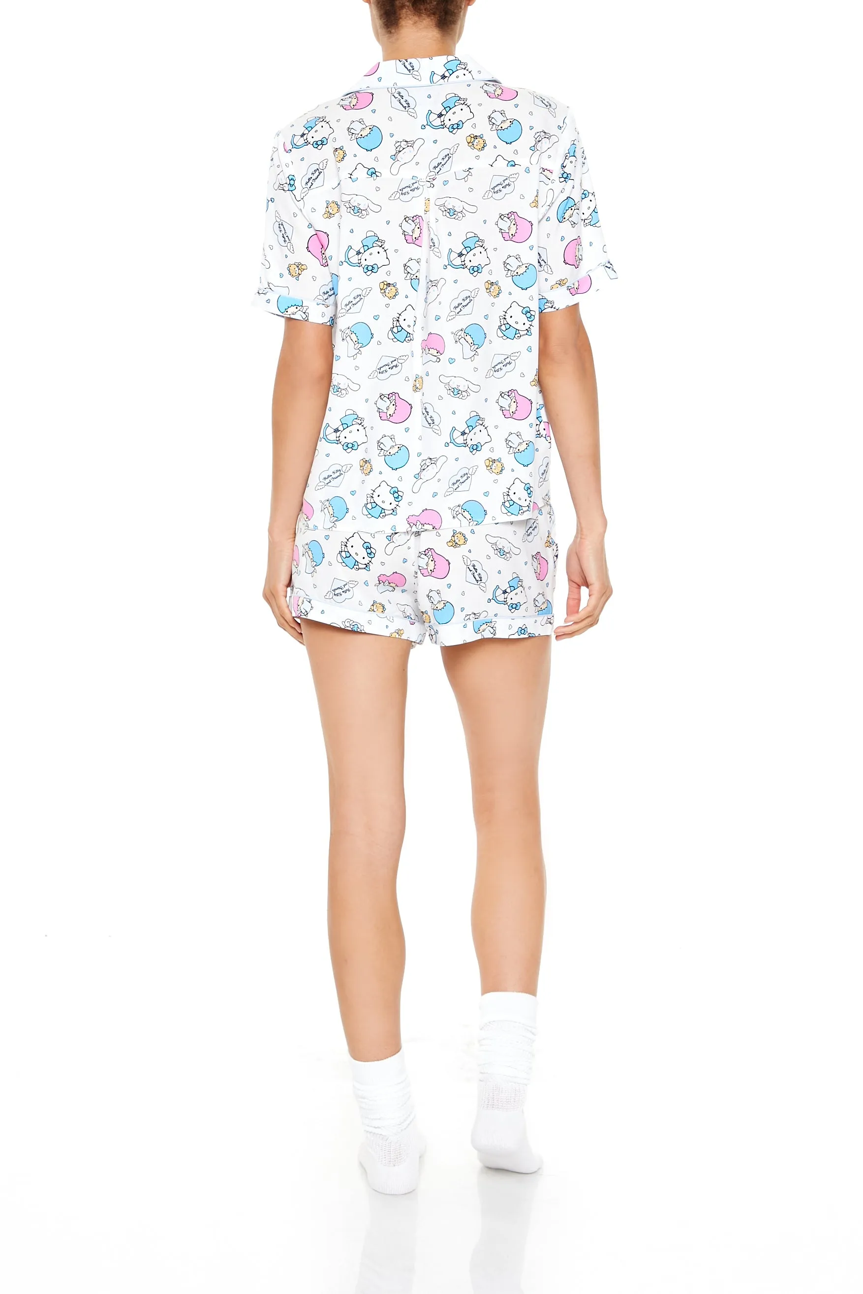 Ensemble pyjama avec haut à imprimé Hello Kitty & Friends et short sold by Urban Planet product image thumbnail 2