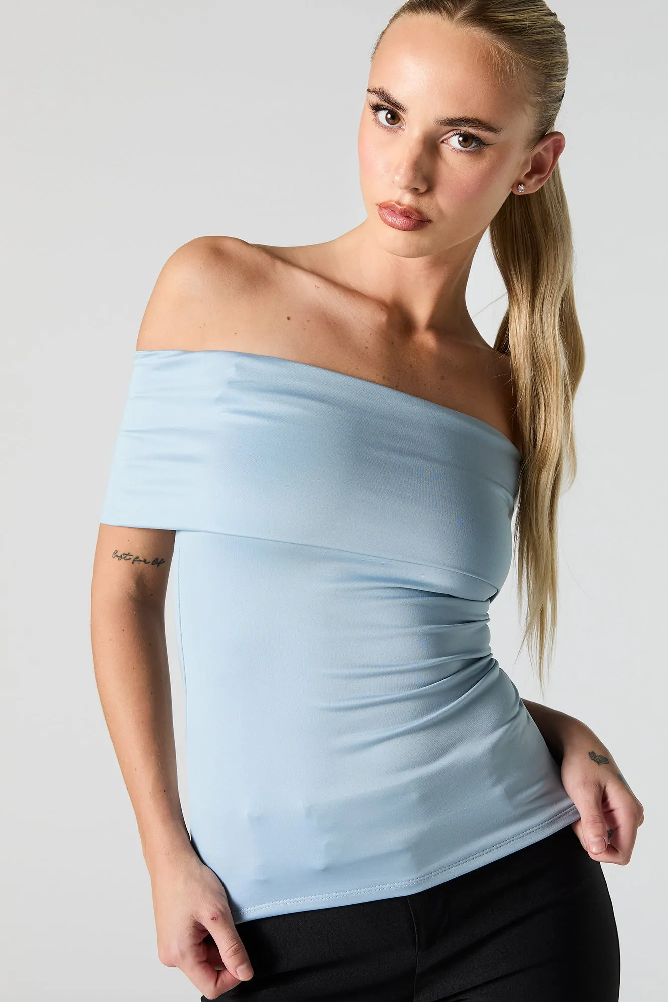 Haut profilé avec épaules dénudées sold by Urban Planet