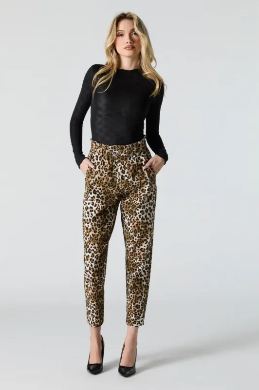Pantalon taille froissée à imprimé guépard sold by Urban Planet