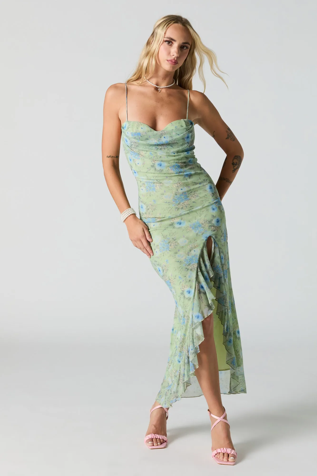 Robe bustier maxi volantée fleurie en filet sold by Urban Planet