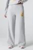 Pantalon d'entraînement à jambe large en molleton à imprimé sold by Urban Planet