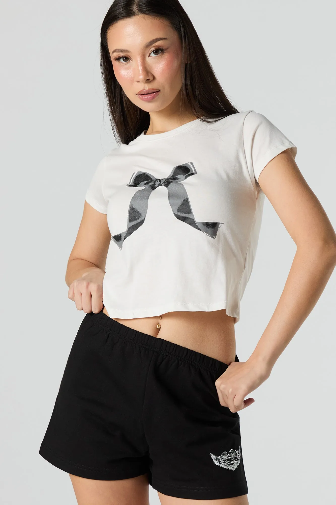 T-shirt ultracourt gris à imprimé Bow sold by Urban Planet