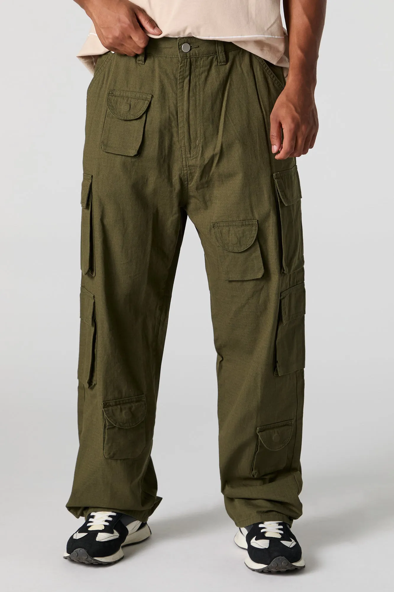 Pantalon cargo ample avec huit poches sold by Urban Planet