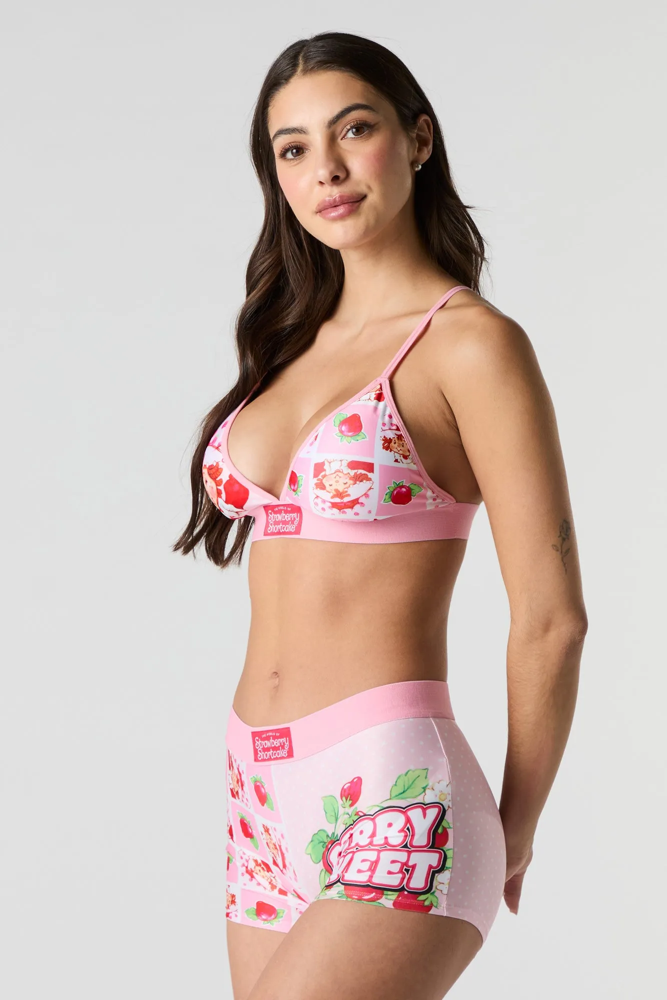 Ensemble avec bralette triangulaire et caleçon à imprimé Strawberry Shortcake sold by Urban Planet product image thumbnail 2